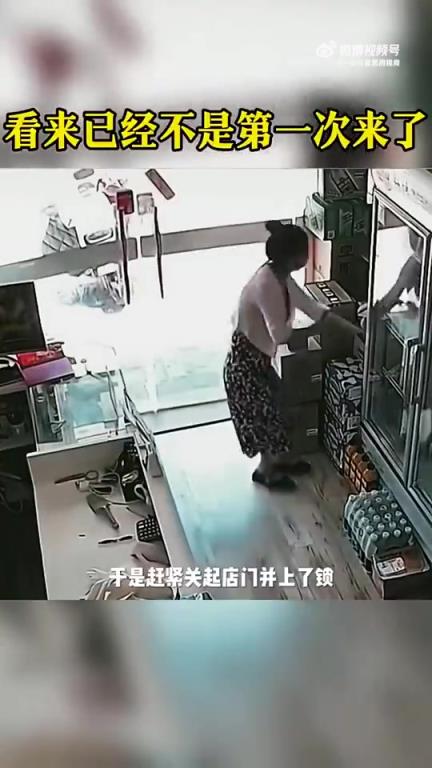女子见身着戏服之人，缘何神情慌张？