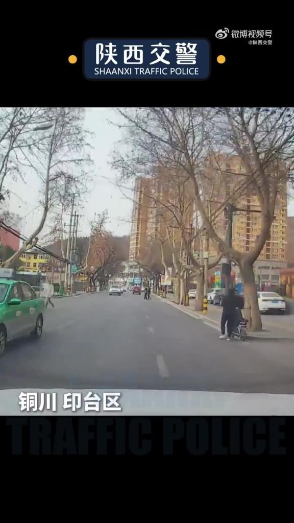 司机驾车打盹，径直冲向路人！