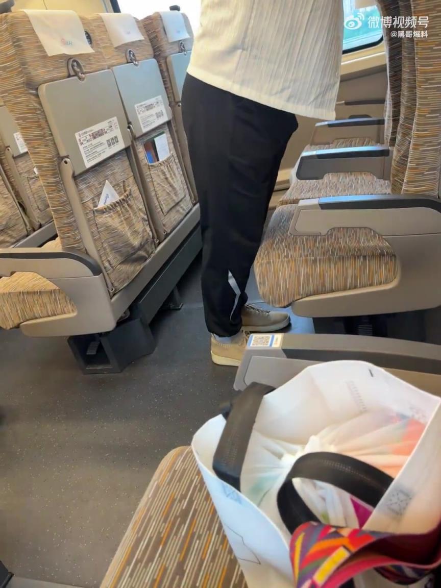 女子吐槽：高铁上遇到恶心男，对我做这种动作！！