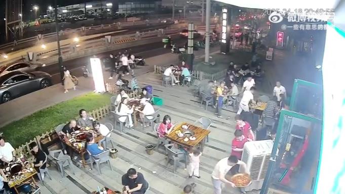 帶小朋友吃火鍋，切記看好孩子別亂跑，危險！