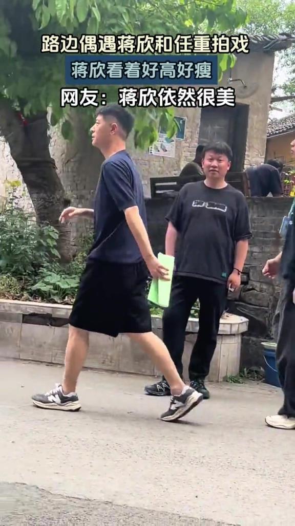 网友路边偶遇蒋欣和任重拍戏现场!!