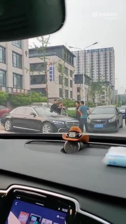 怎么吵也是直行路权大，开个奔驰咋就这么牛呢……