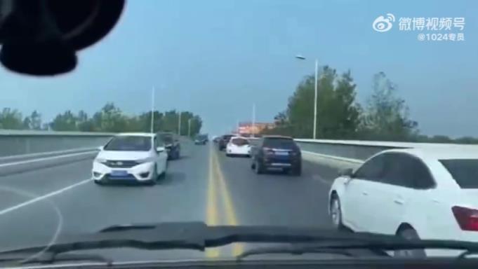 堵車的幾百米的源頭居然是慢車！