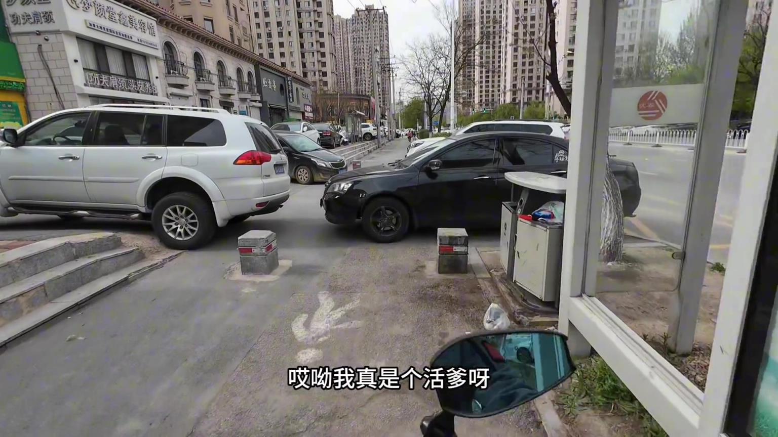 外賣小哥騎車到路口，結果兩輛車把路堵得走不了