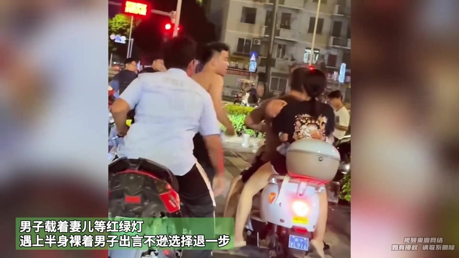 男子载着妻儿等红绿灯,遇上半身裸着的男子出言不逊选择退一步!