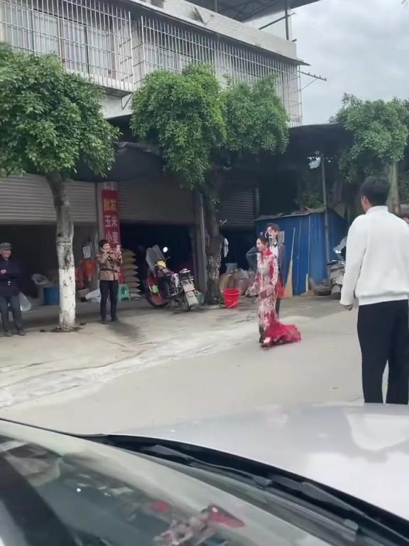 新娘：好不容易嫁出来了，居然还有人闹？？