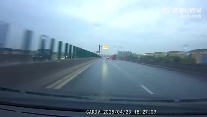 开车路怒疯狂别车，这够的上危险驾驶了吧！！