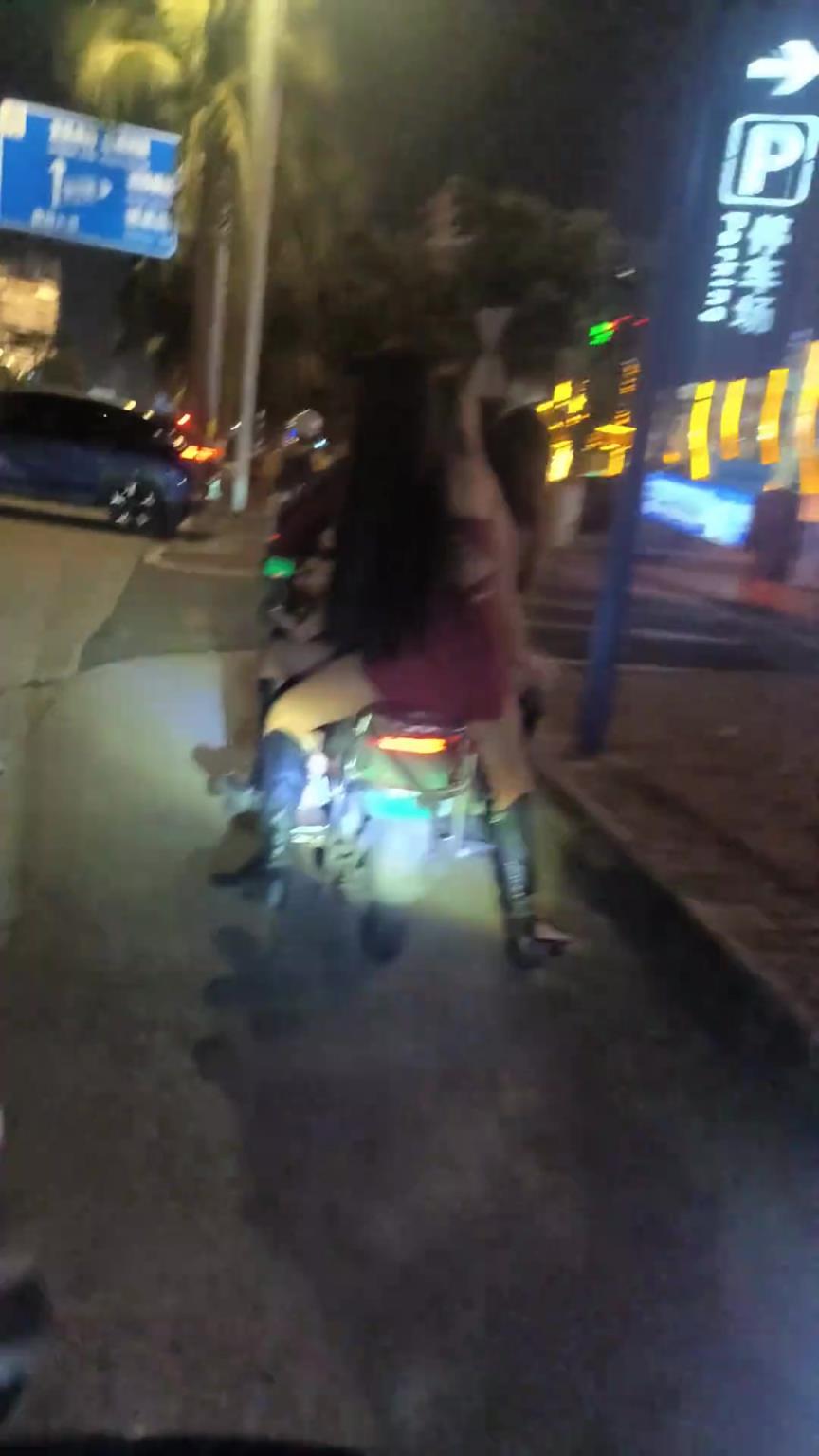 阿叔拉完一身香水味！！