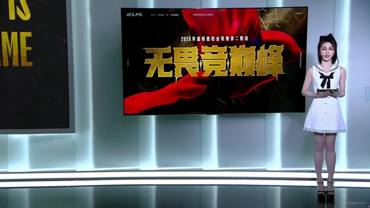 互动女主持小悠：白色系连衣短裙，确实风韵犹存~