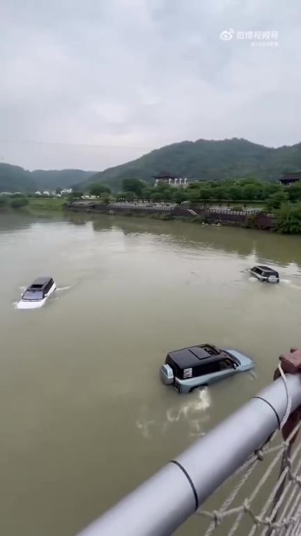 自驾游！！三台仰望u8组团在水里游泳……