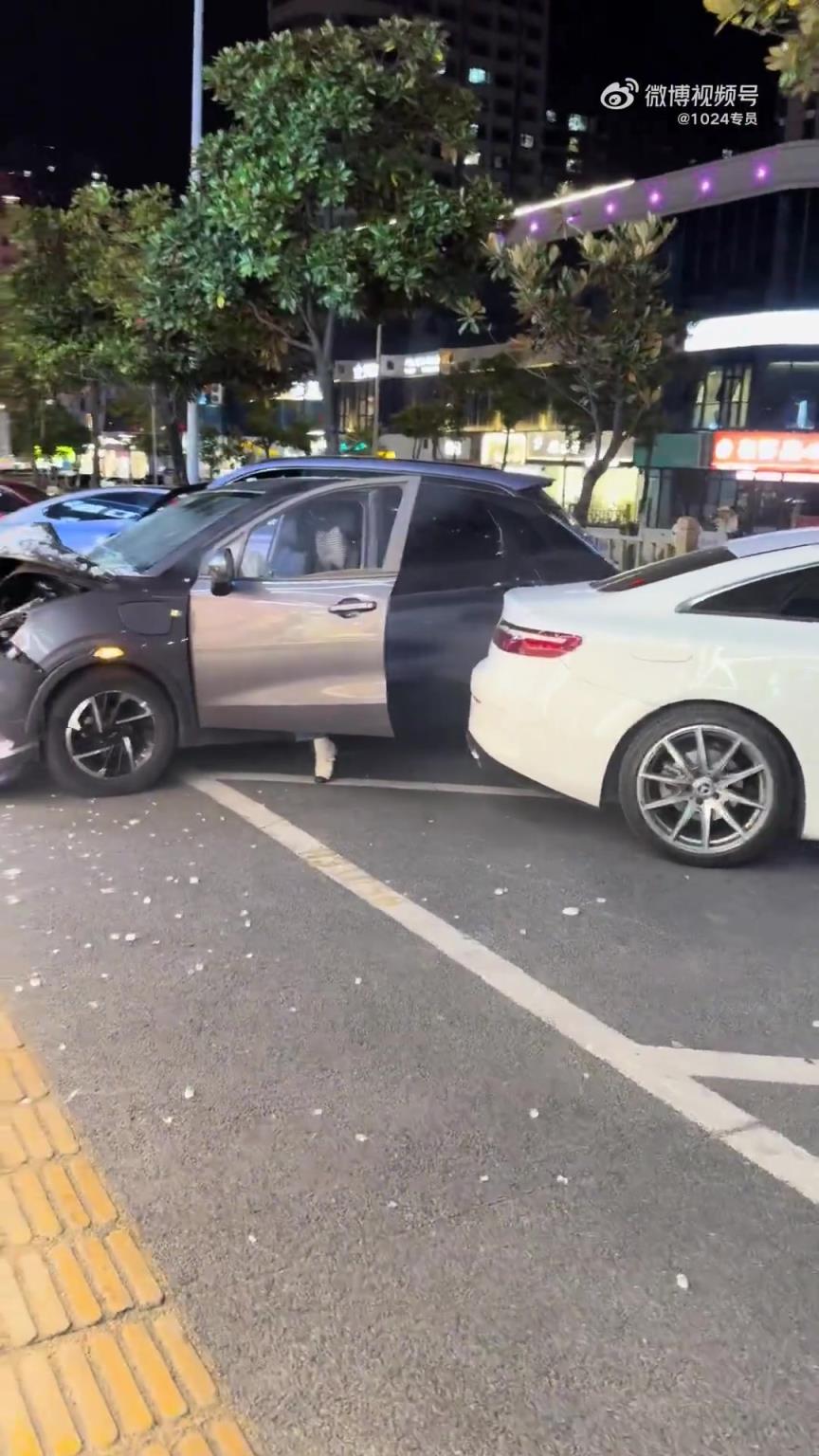 穿著高跟鞋開車??！沒撞到人都算她幸運了……