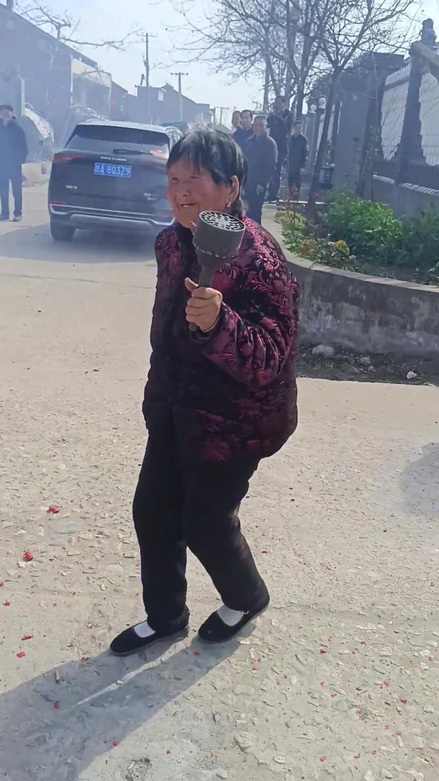奶奶仗著自己聽不見欺負別人?。。? title=
