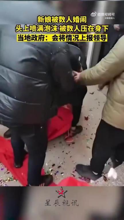 新娘遭數(shù)人噴泡沫，頭上滿滿皆是