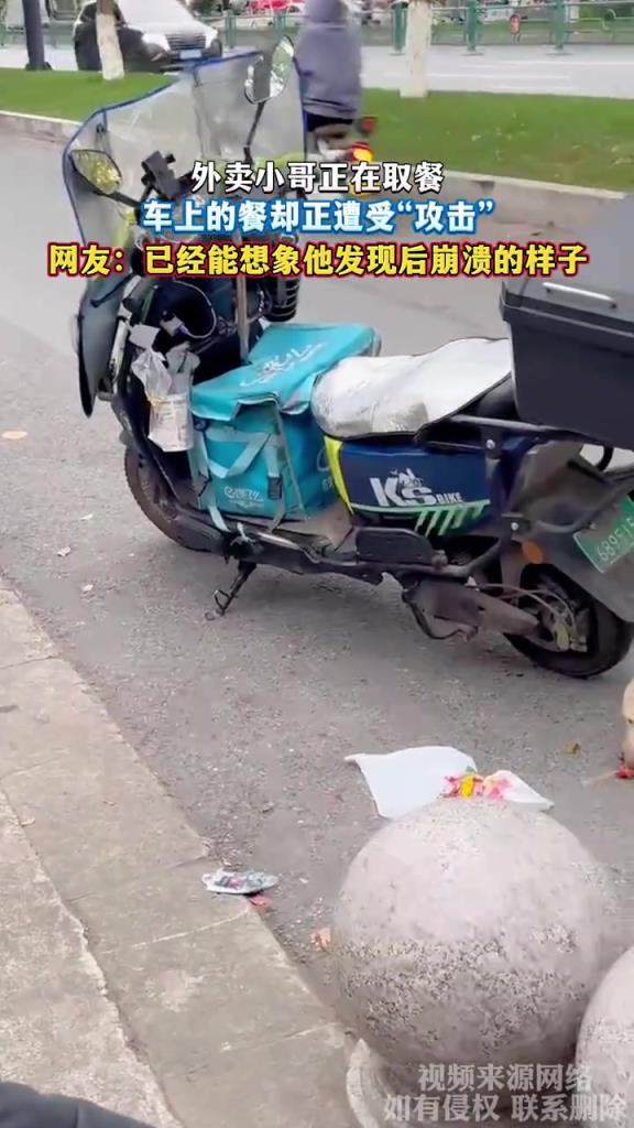 外卖小哥正在取餐 车上的餐却正遭受攻击