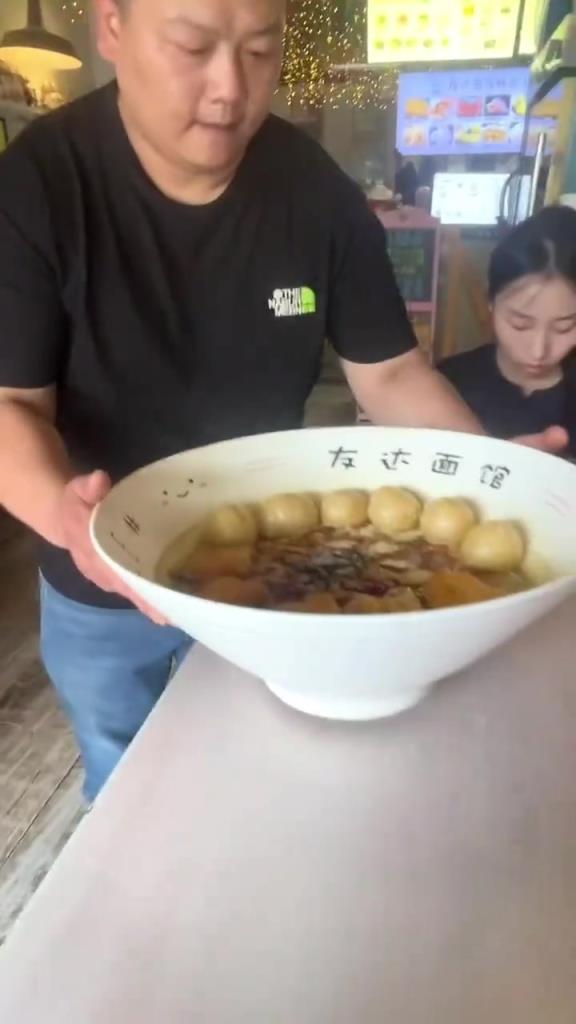 这得几个人才能吃完啊？！