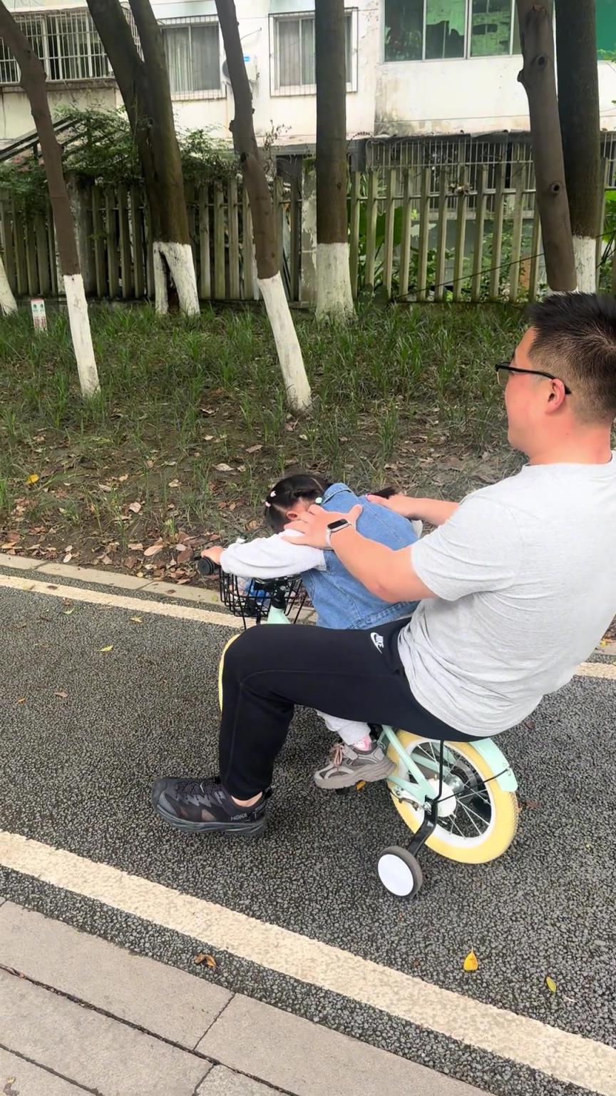 女儿骑小自行车载爸爸！一个敢坐一个敢骑