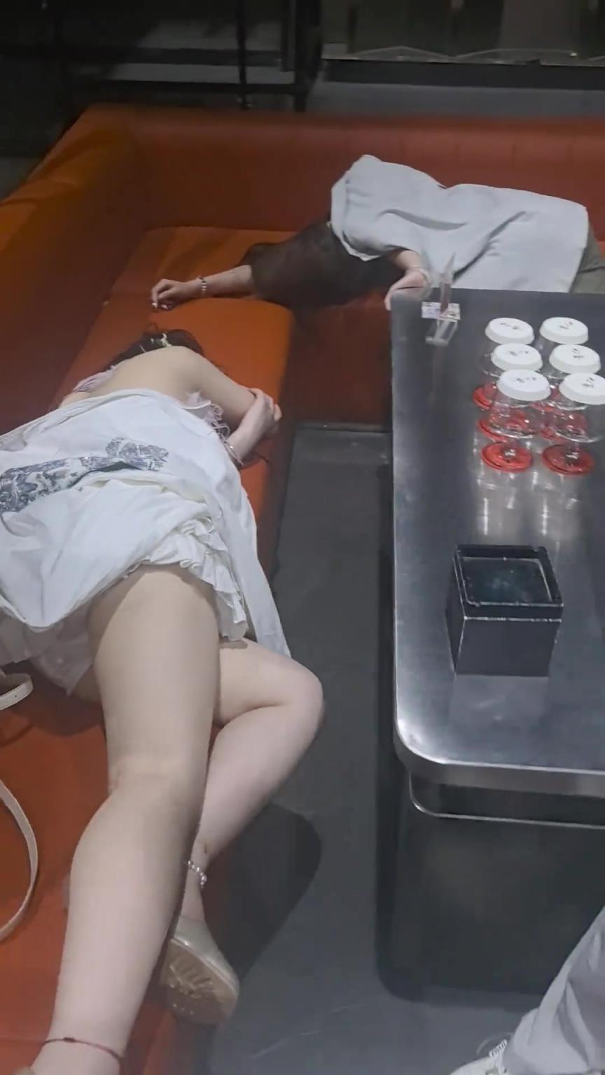 把酒吧当家了？ 这都能睡得着？！！