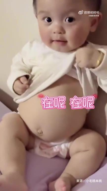 妈妈喊“小肚小肚”，宝宝可爱露圆滚滚肚子