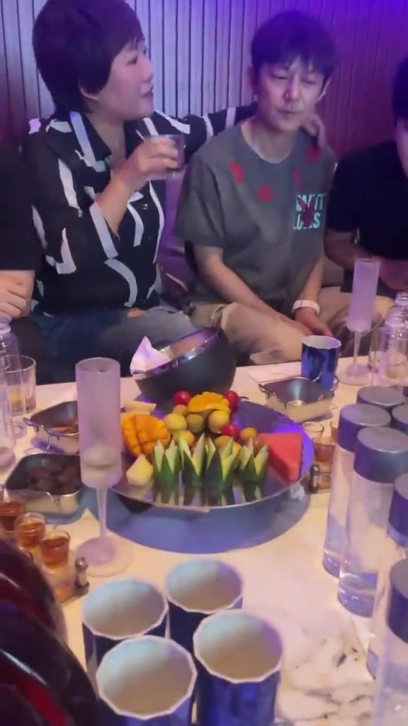 何炅在她们面前像个新兵蛋子