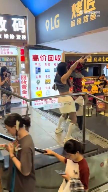 一開(kāi)始看到背影就覺(jué)得不對(duì)勁，但....我這該死的好奇心吶！