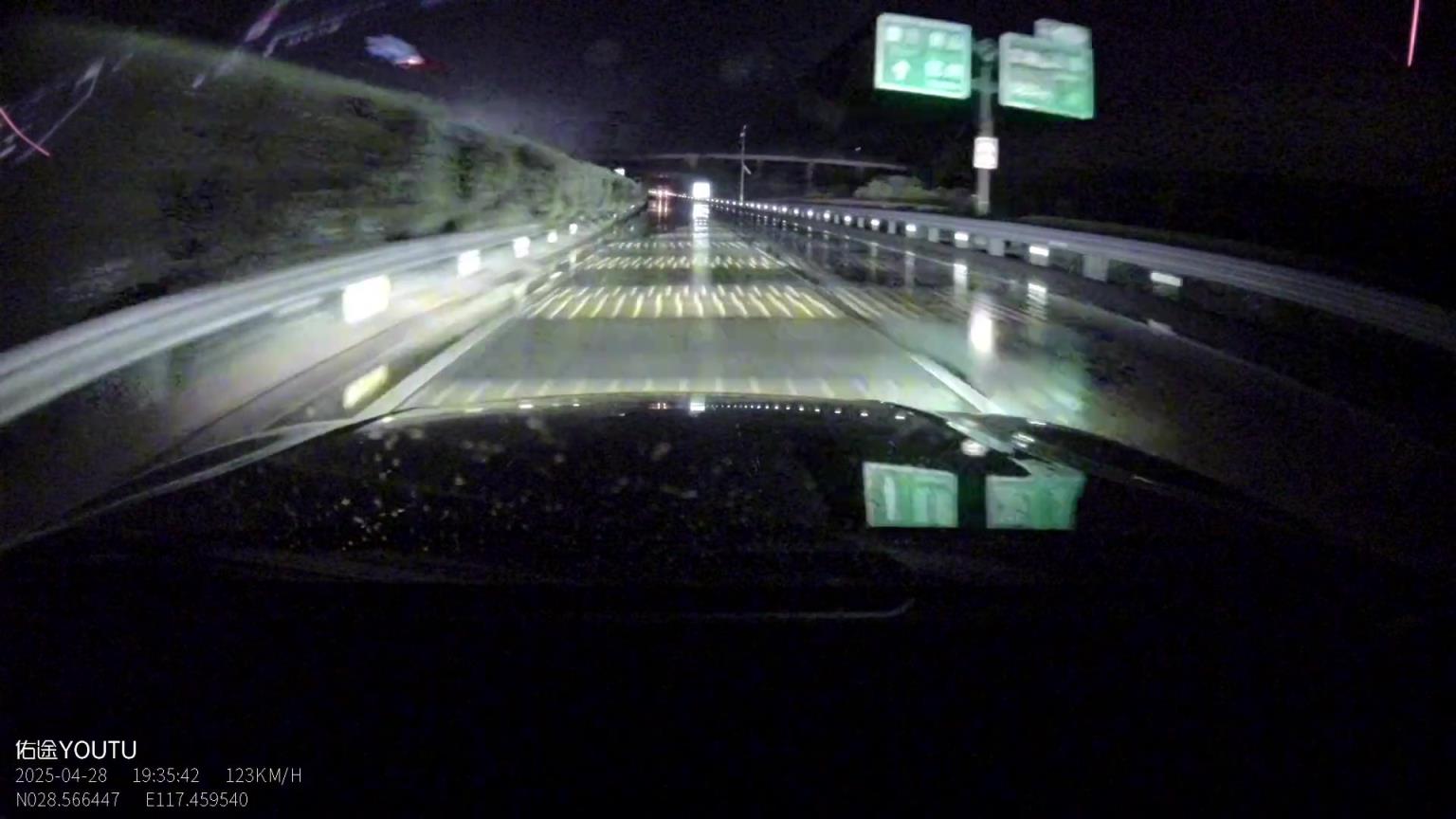 女生開(kāi)車遇到積水打滑，男生趕緊安慰 還好沒(méi)出事