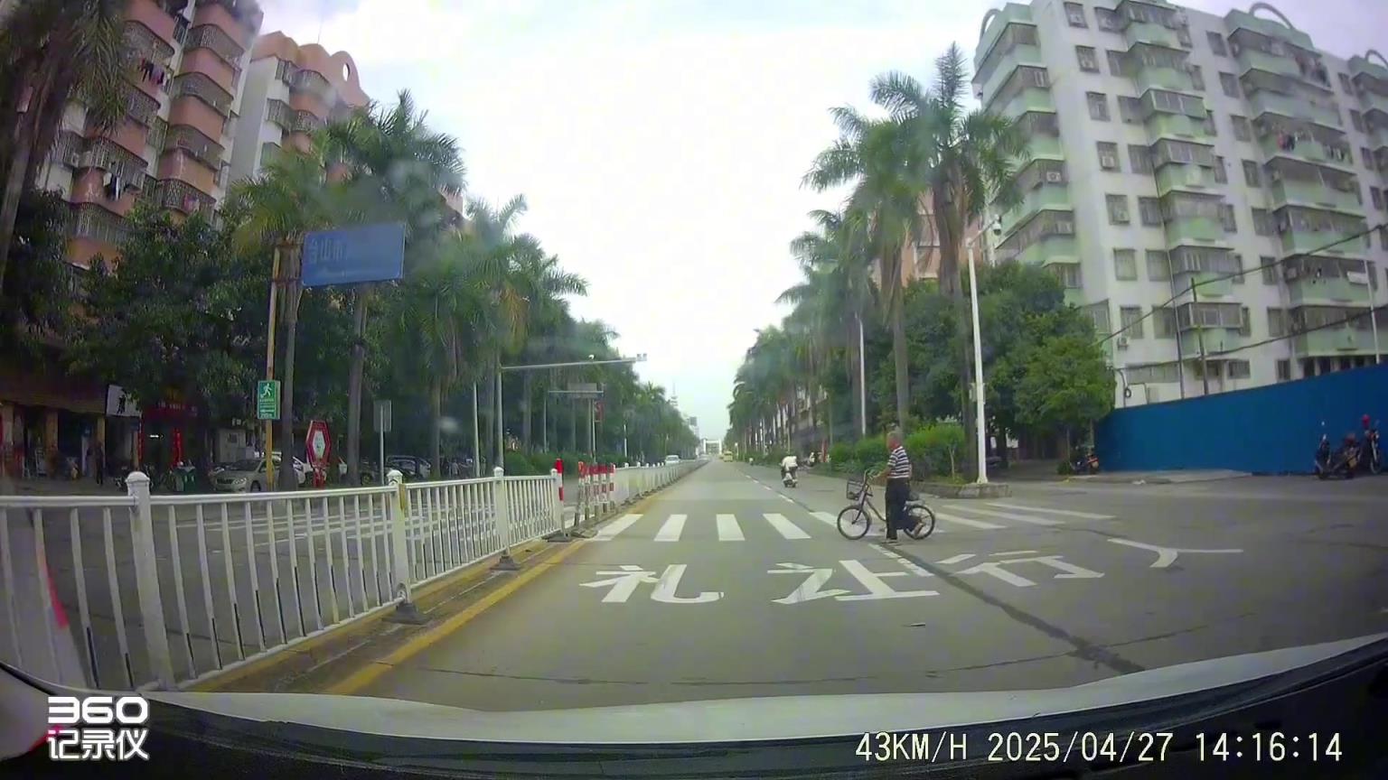 小车礼让行人结果被后车追尾，这要算谁的责任...