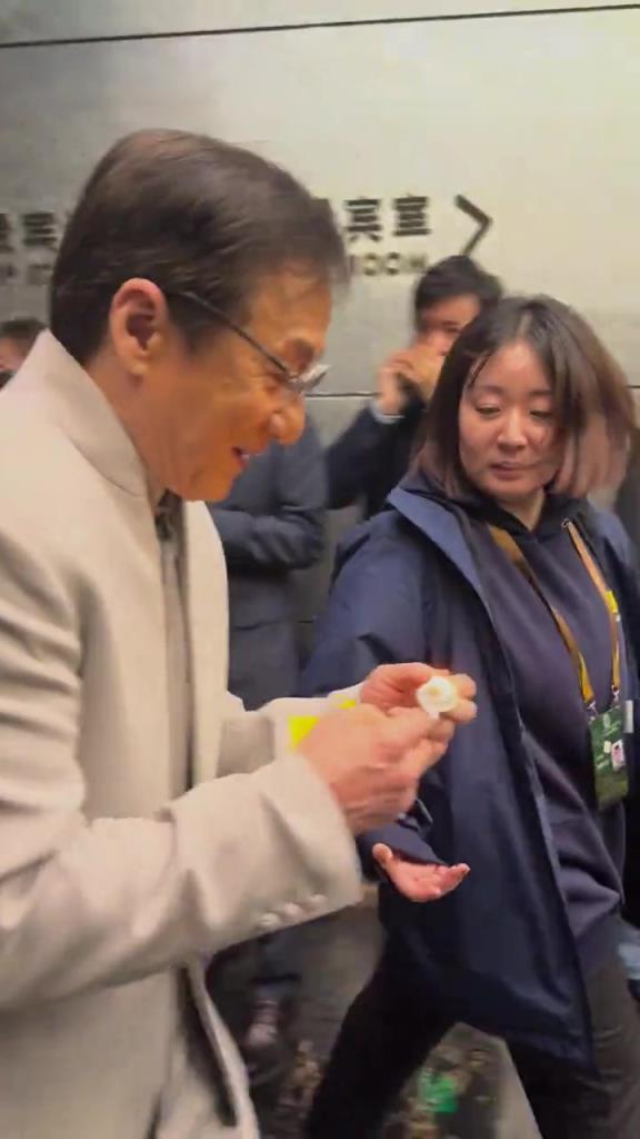 看到谁也不激动，看见成龙好枰然心动