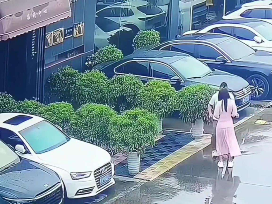 还挺会配合的。