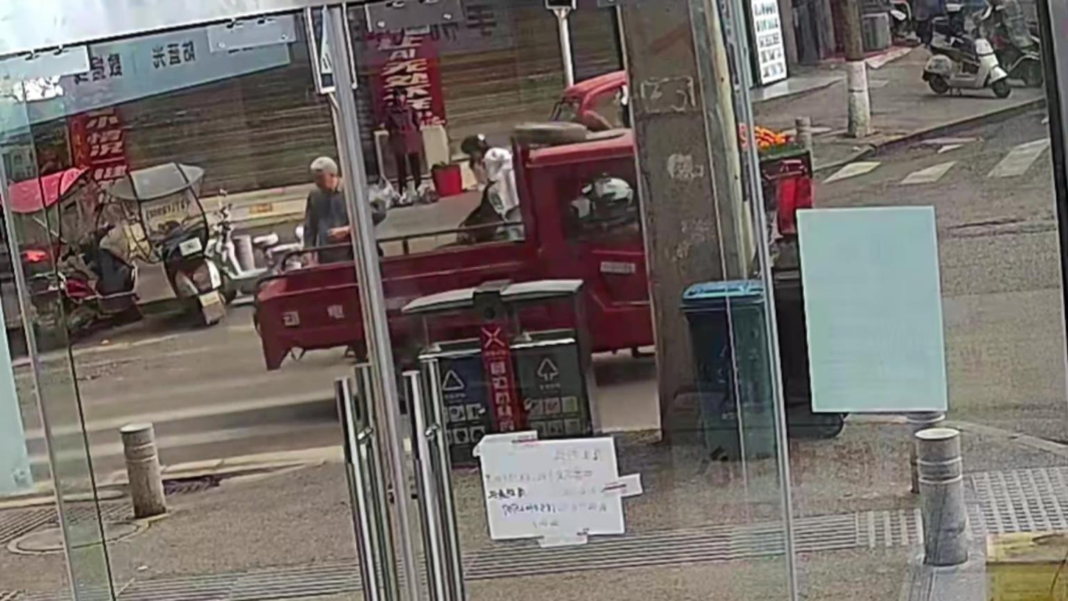 小姐姐騎電動(dòng)車(chē)不小心撞到老奶奶，結(jié)果還梅開(kāi)二度...