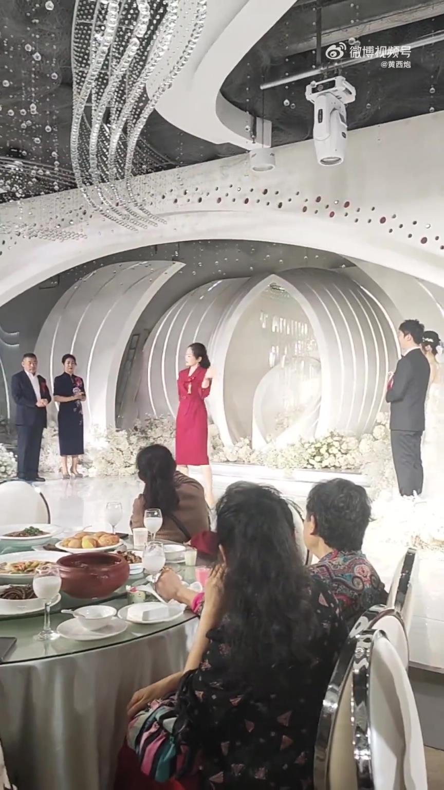 妈妈在孩子婚礼上热舞，传递温馨祝福