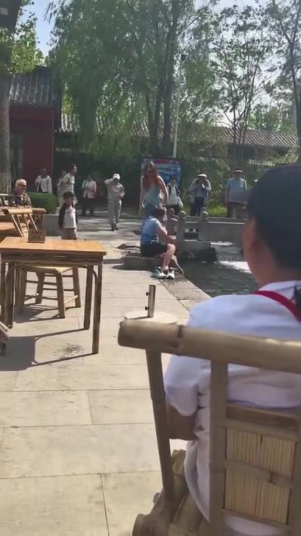 众人接泉水饮用，两人泡脚“泡”出意外