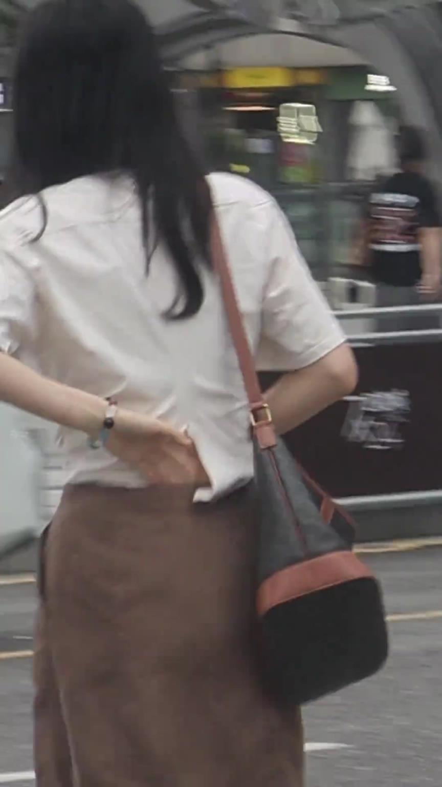 她这件衣服是裂开了么？怎么感觉好奇怪