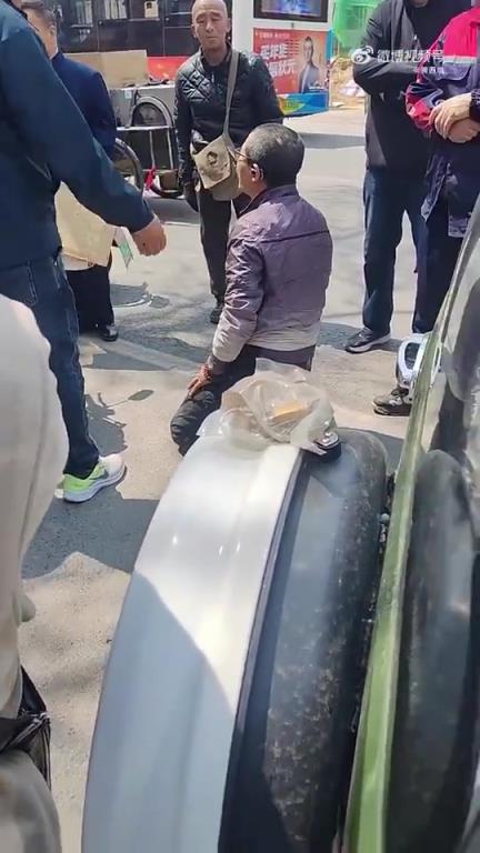 不知有无保险，竟突然跪地……
