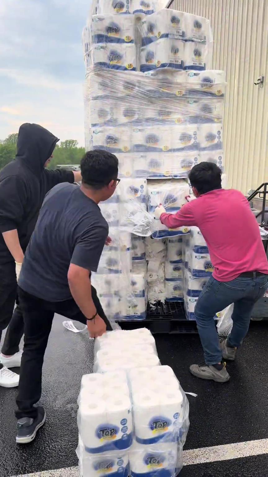 堆放太久的纸巾，打开竟然发现里面一窝干脆面！！！