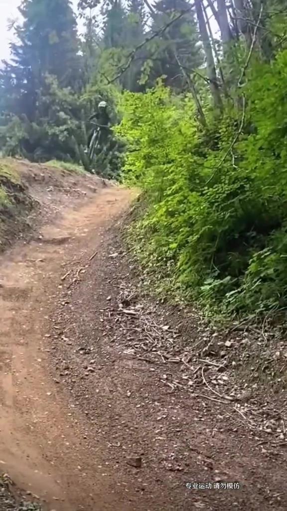 他发现一条近路