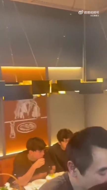 网友餐厅偶遇谢霆锋和儿子吃饭，儿子满脸崇拜看着爸爸