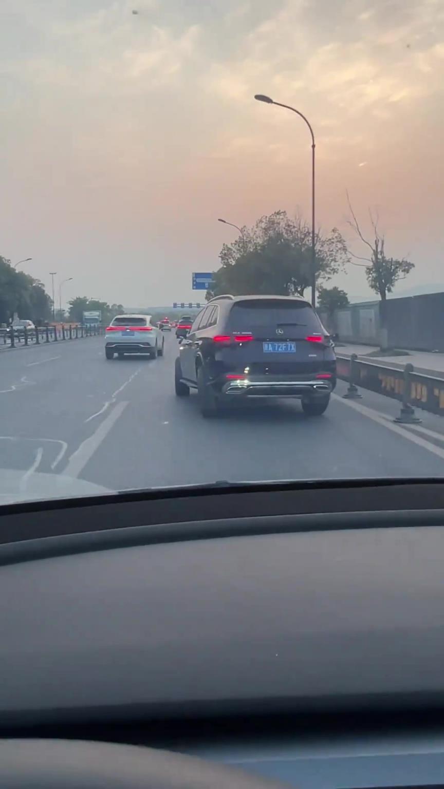 修车师傅：你这车怎么不像走正道来的呢