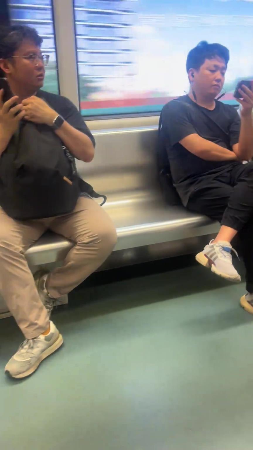 社牛大哥！喝醉酒了在地鐵逮著人唱歌給他聽(tīng)