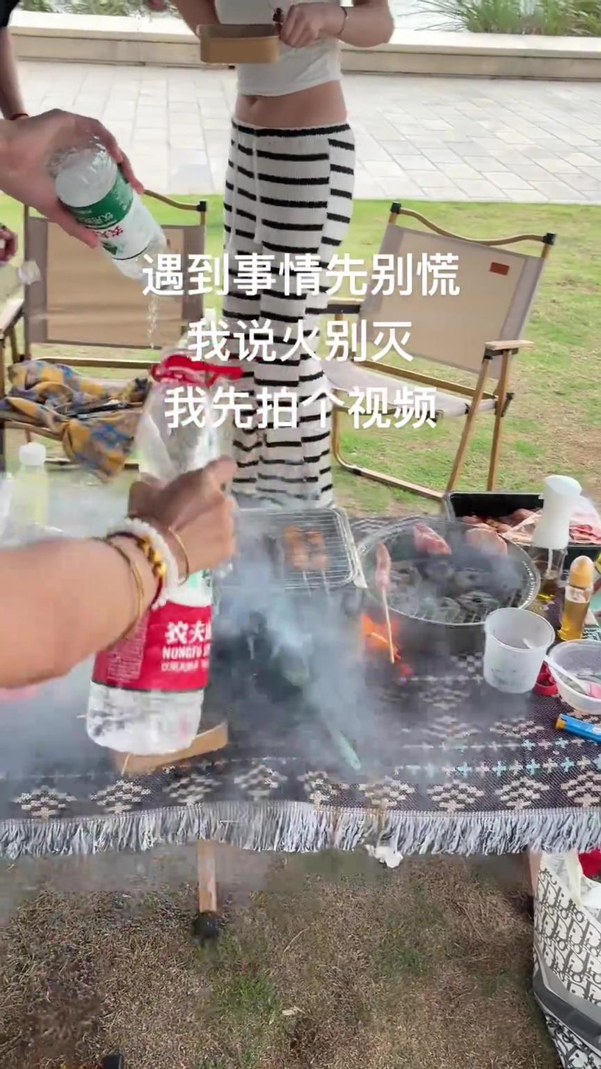 露营差点把桌子毯子都烧了！这样垫也是人才
