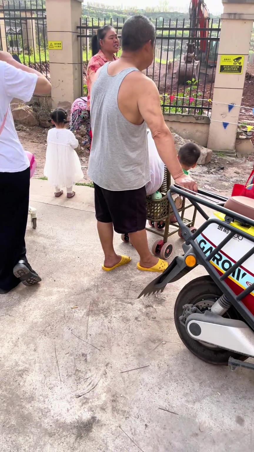 这么多监工，挖机师傅你汗流浃背没？