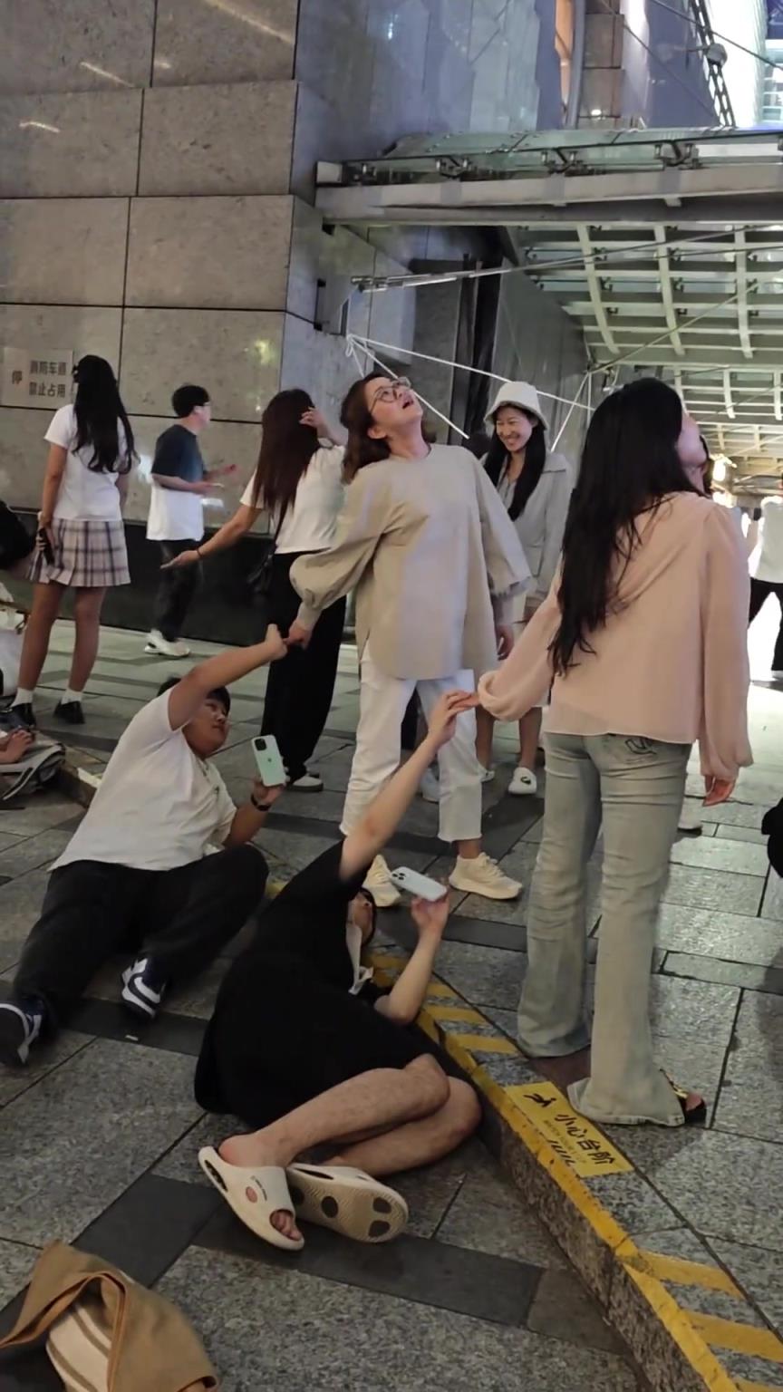 还以为上面掉东西给路人砸了呢！！