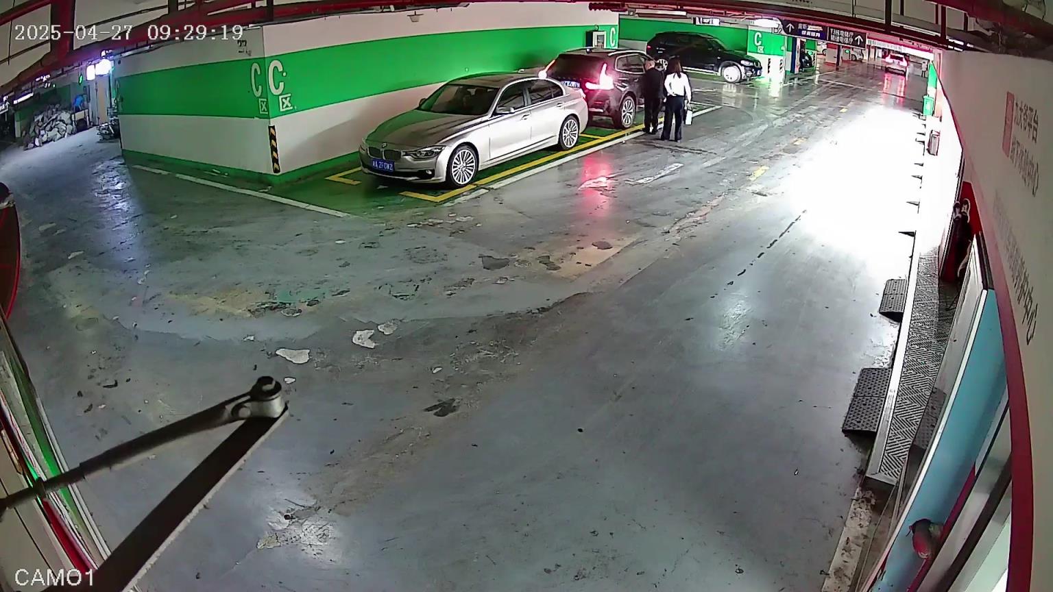 宝马是不是没拉手刹啊，为啥能跑这么远？