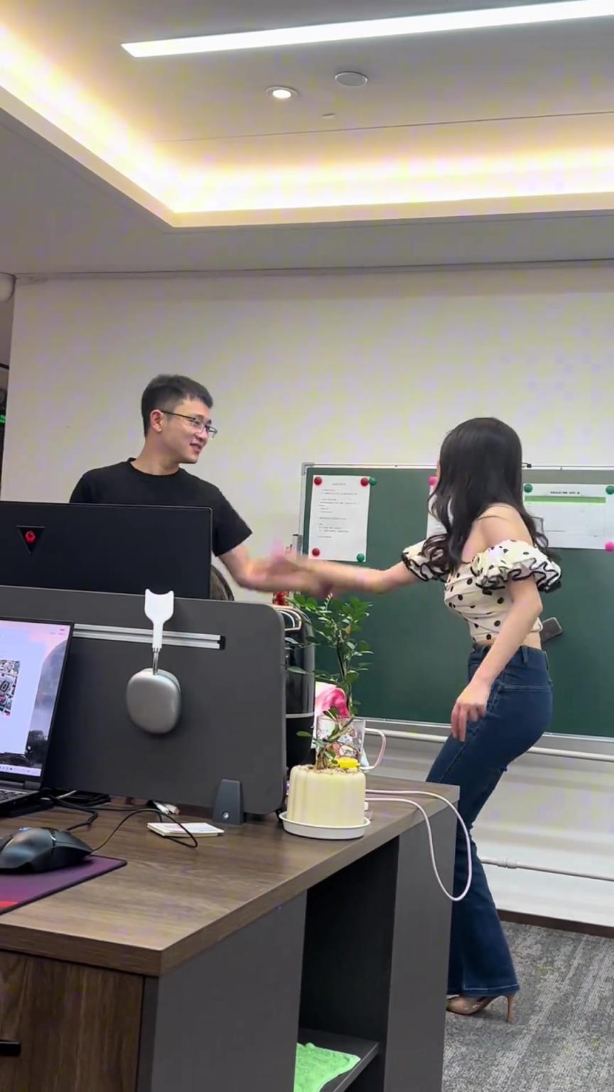一般这种打打闹闹的，双方多少是有点意思的！！