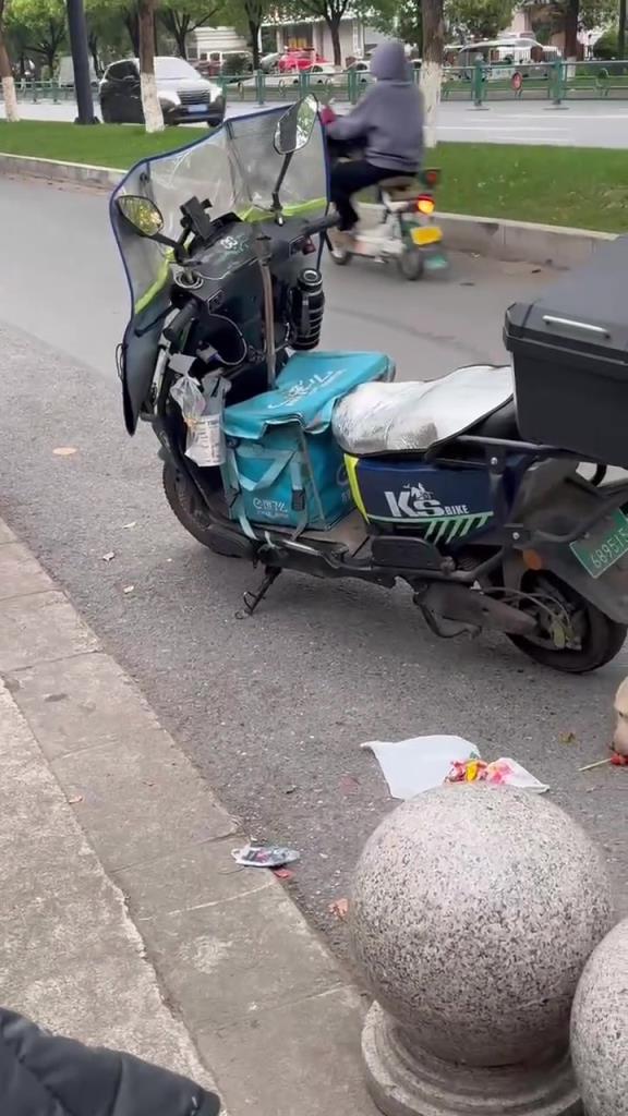 狗子偷吃外卖，想象不到外卖员看到会有多绝望