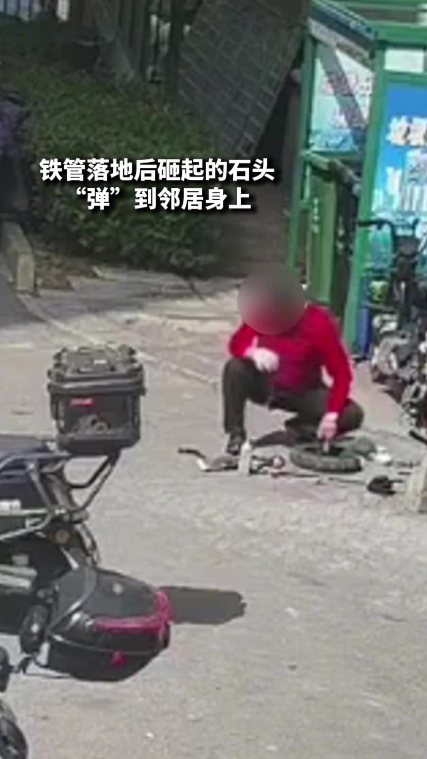 2米长铁管17楼抛下！