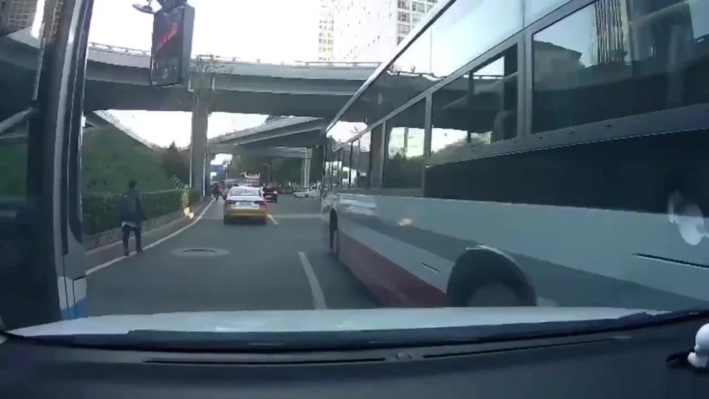 公交車硬核別車，小車被夾中間不知如何應(yīng)對(duì)
