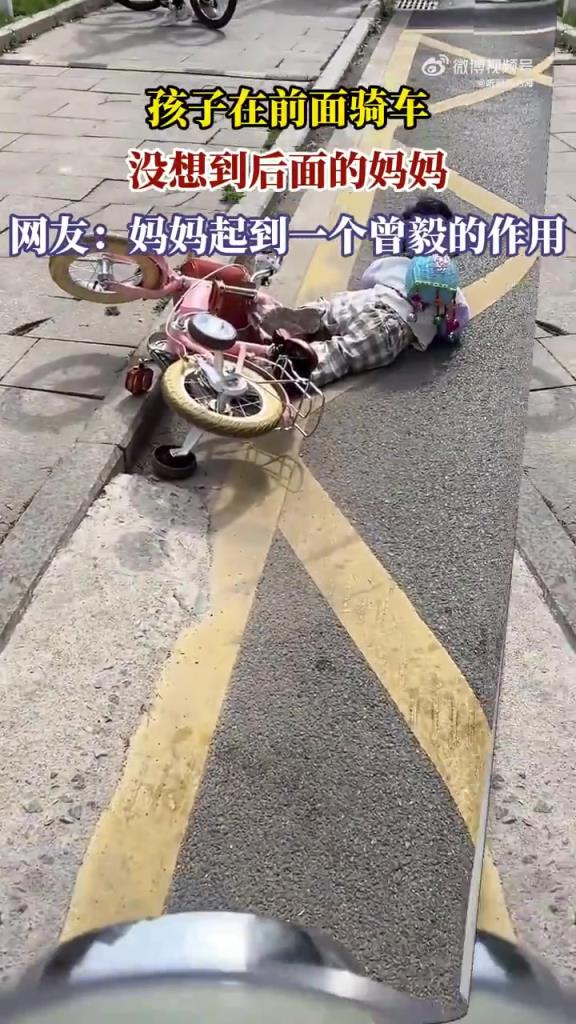 孩子在前面骑车，没想后面的妈妈，网友：妈妈起到一个曾毅的作用
