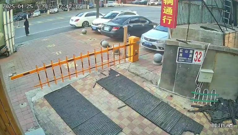 難得穿裙子出門想優(yōu)雅走路，結(jié)果被三輪車給撞了...