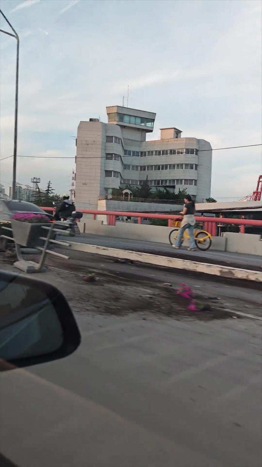 這也太強(qiáng)了吧！小車開進(jìn)輔路撞壞好幾截欄桿
