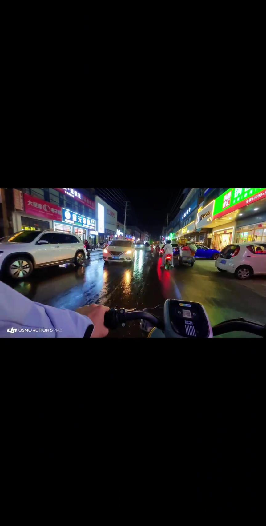 雨天路滑開慢點(diǎn)，別這么勇。